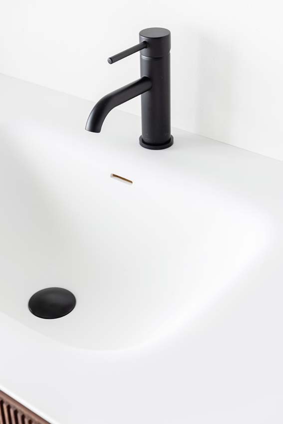 Meuble de salle de bains Falk noyer suspendu avec lavabo simple blanc mat 120cm Meuble de salle de bains Falk noyer suspendu avec lavabo simple blanc mat 120cm