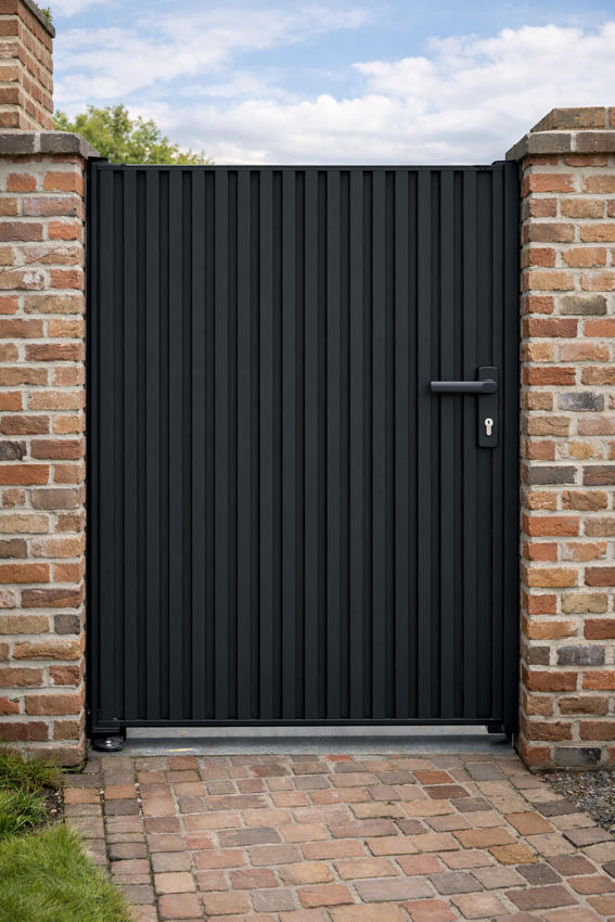 Enkele draaipoort Line Up aluminium zwart 100x175cm - gesloten met verticale lamellen, linksdraaiend, inclusief beslag