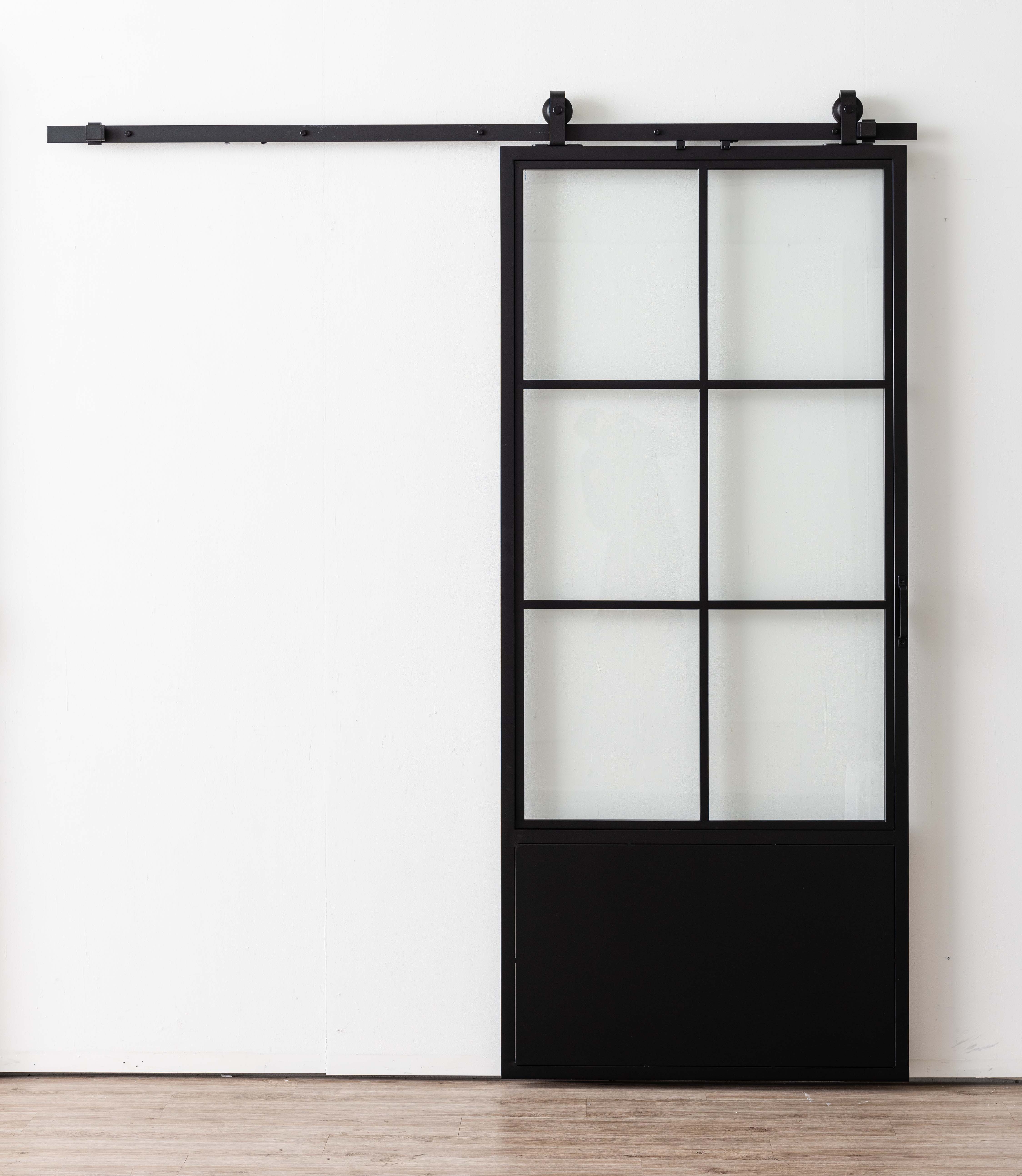 Porte coulissante simple en acier complète Tyra 6R sur mesure + rail noir