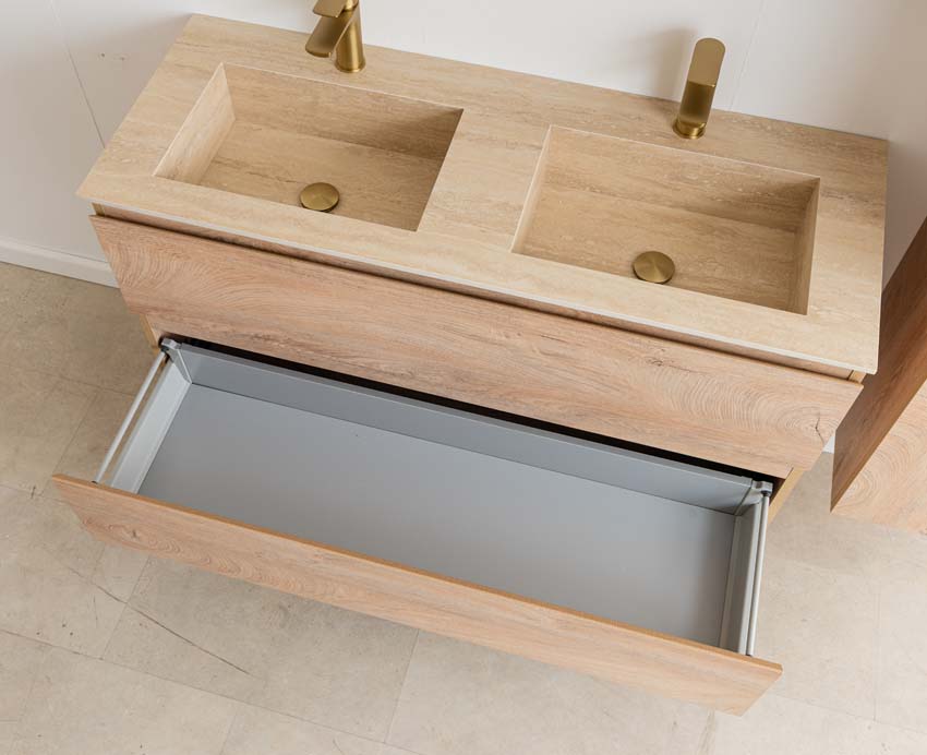 Meuble de salle de bain Tibo en chêne méditerranéen avec double lavabo aspect travertin 120cm