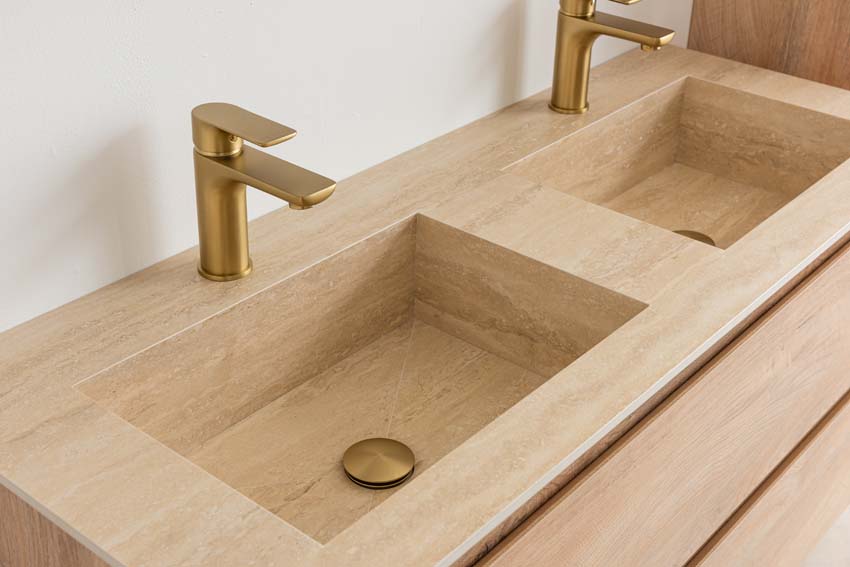 Meuble de salle de bain Tibo en chêne méditerranéen avec double lavabo aspect travertin 120cm