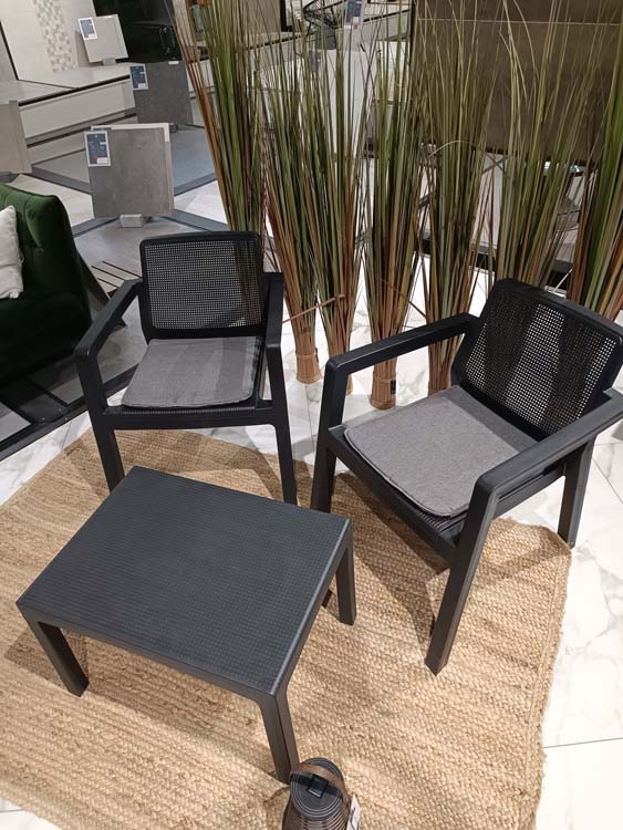 Set van tafel en 2 stoelen voor balkon met kussentjes