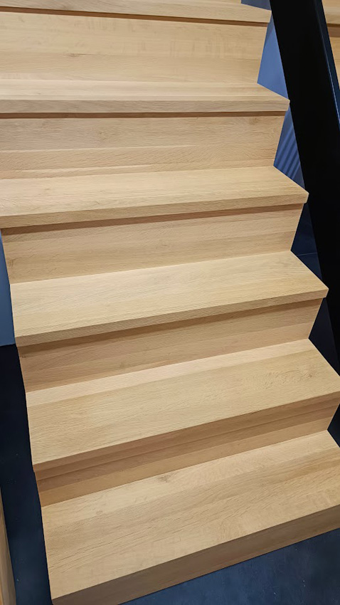 Gesloten trap Lubeck eik recht 305x90cm aantrede 20cm