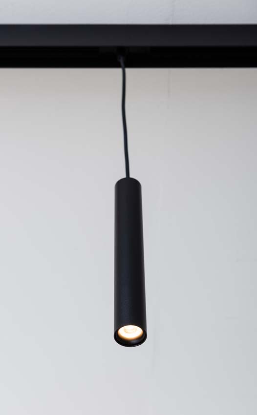 Rail lumineux Béa noir - 1,8m/2x1,2m - 3 lustres / 2 spots / 2 anneaux / 1 module - 6x4W Rail lumineux Béa noir - 1,8m/2x1,2m - 3 lustres / 2 spots / 2 anneaux / 1 module - 6x4W