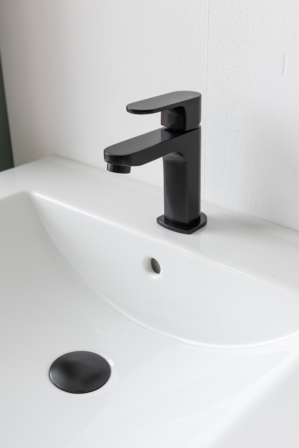 Badkamermeubel Raven saliegroen hangend met wastafel Raven wit glanzend 60cm