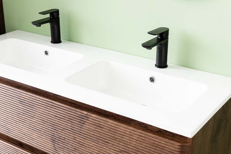 Meuble de salle de bains Jelte noyer suspendu avec lavabo double blanc mat 120cm Meuble de salle de bains Jelte noyer suspendu avec lavabo double blanc mat 120cm