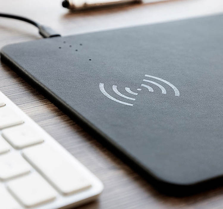 Tapis de souris aspect cuir noir avec chargeur sans fil