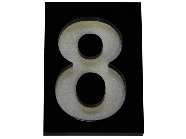 Numéro de maison 8 en PVC noir 7cm à coller dans un cadre noir