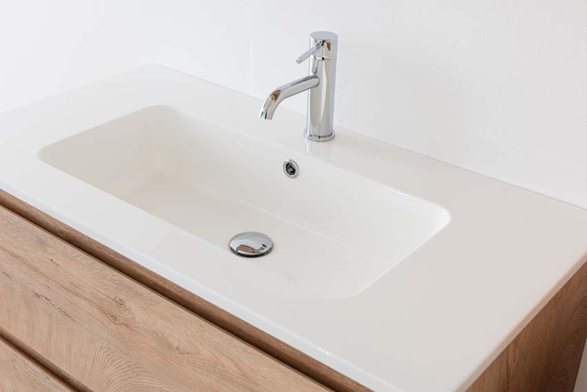 Meuble de salle de bain Tibo en chêne méditerranéen avec lavabo simple blanc brillant 90cm