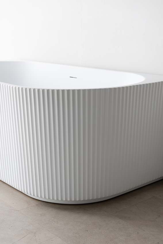 Baignoire semi-îlot Chase blanc mat nervuré 170x80cm