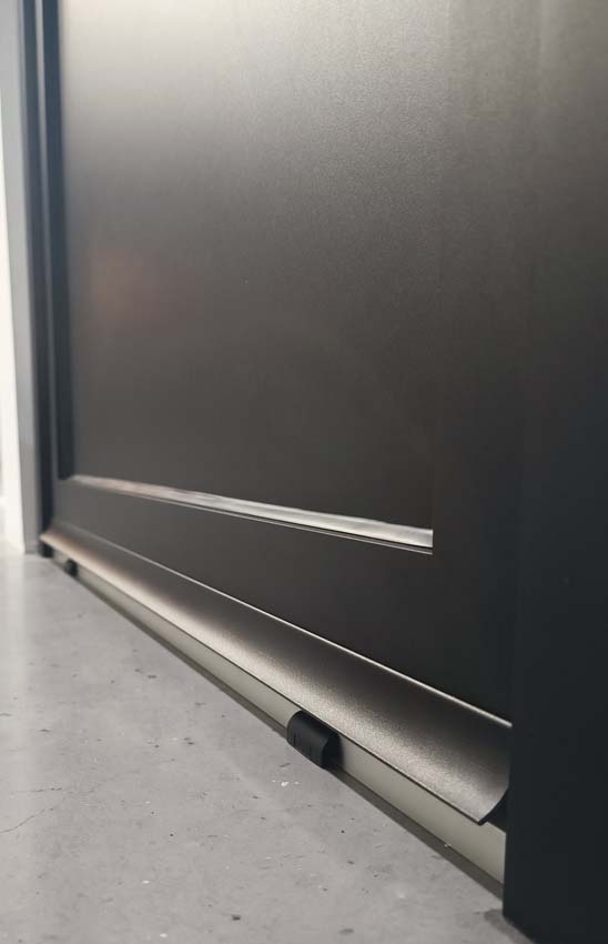 Porte extérieure Tavira en aluminium panneau plat noir 960x2180mm poussant à gauche