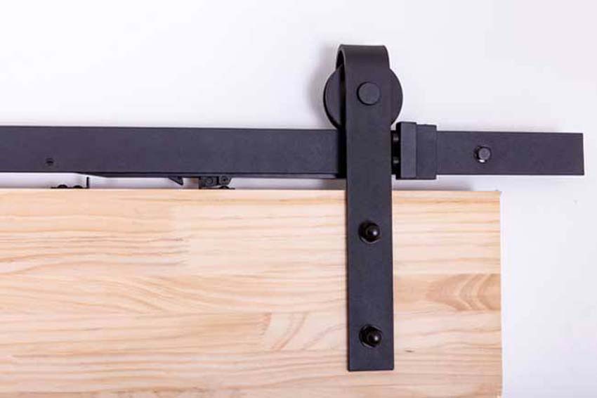 Porte coulissante simple complète Barn Tristan en pin 93x211,5cm + rail robuste noir