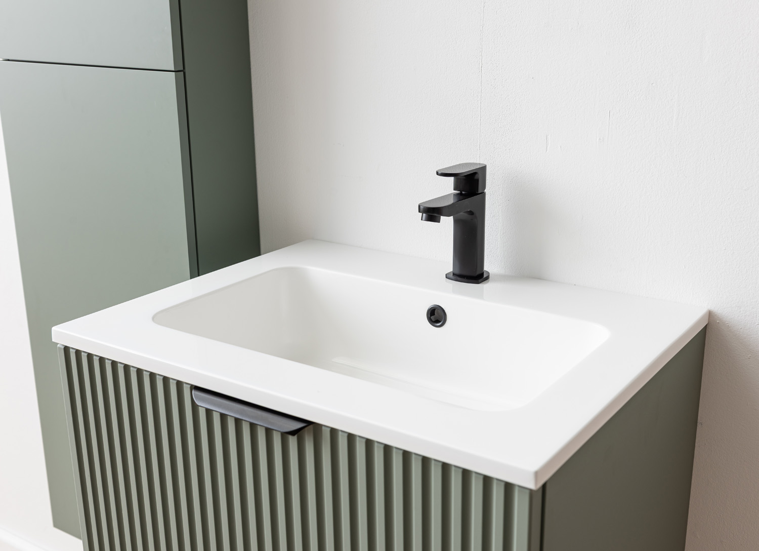 Badkamermeubel Raven saliegroen hangend met wastafel Aveda wit glanzend 60cm