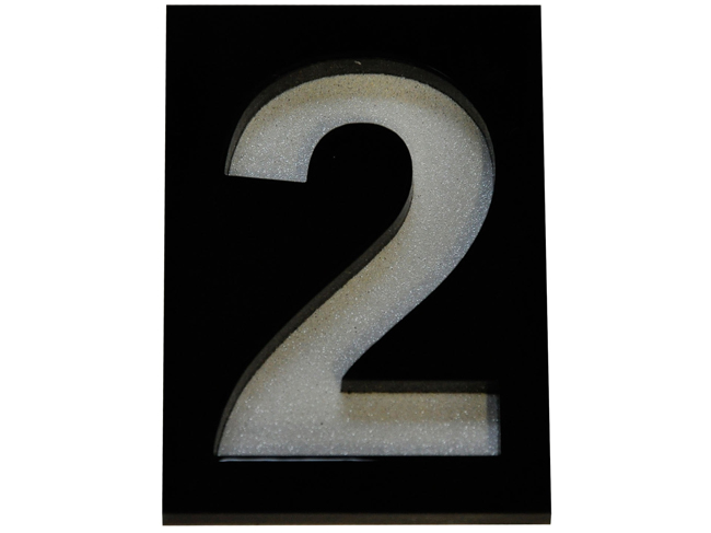 Numéro de maison 2 en PVC noir 7cm à coller dans un cadre noir