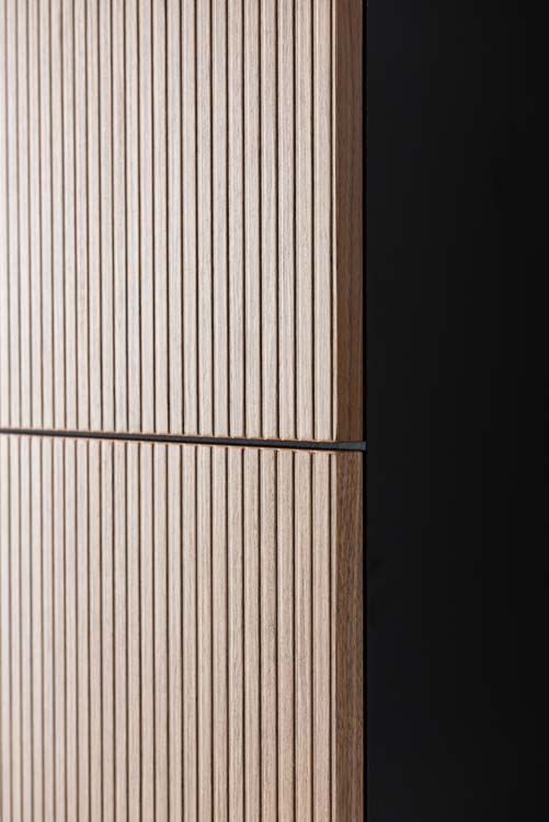 Kolomkast Dorian mat zwart/notelaar hangend 160x40x32cm