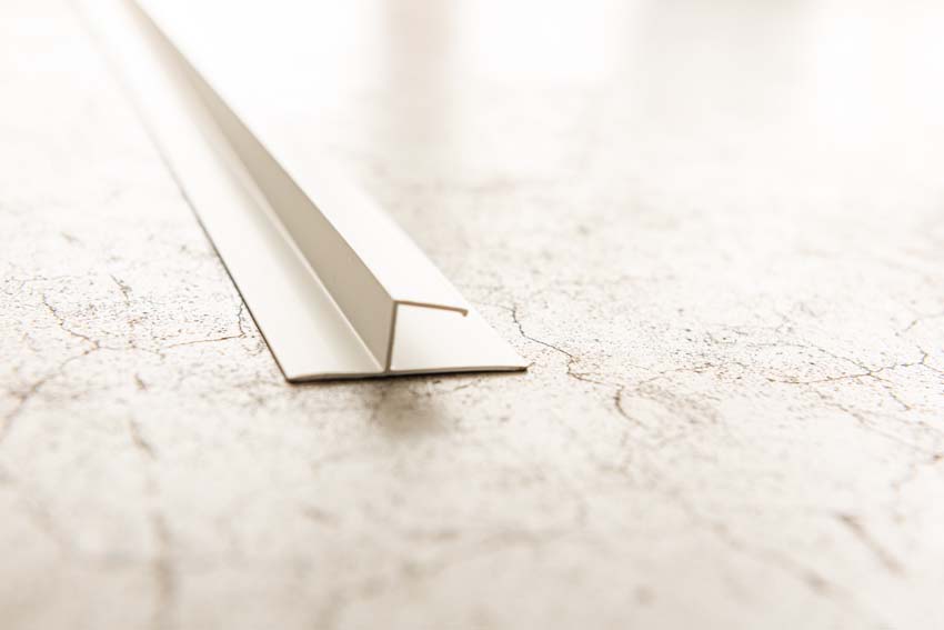 U-profiel PVC met lip wit 6m om op te vijzen
