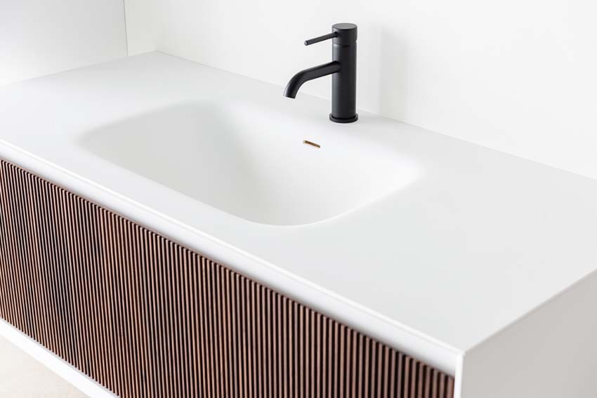 Meuble de salle de bains Falk noyer suspendu avec lavabo simple blanc mat 120cm Meuble de salle de bains Falk noyer suspendu avec lavabo simple blanc mat 120cm