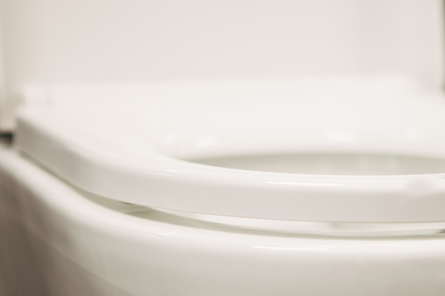 Toilette suspendue Gary sans rebord blanche raccourcie