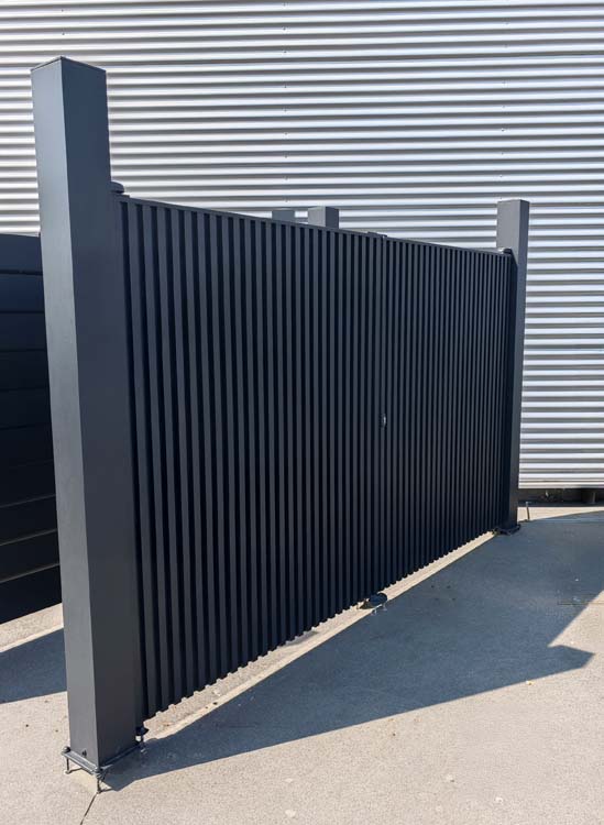 Dubbele draaipoort Line Up aluminium zwart 350x175cm - gesloten met verticale lamellen, inclusief beslag