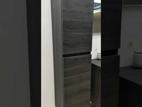 Meuble colonne Dotan flottant en chêne foncé