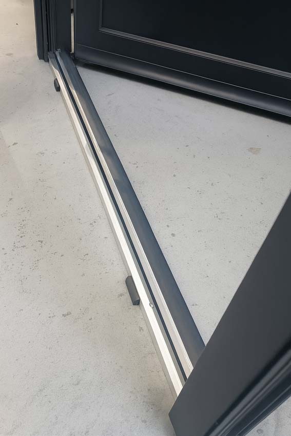 Porte extérieure Tavira semi-vitrée aluminium verre clair anthracite sur mesure poussant gauche