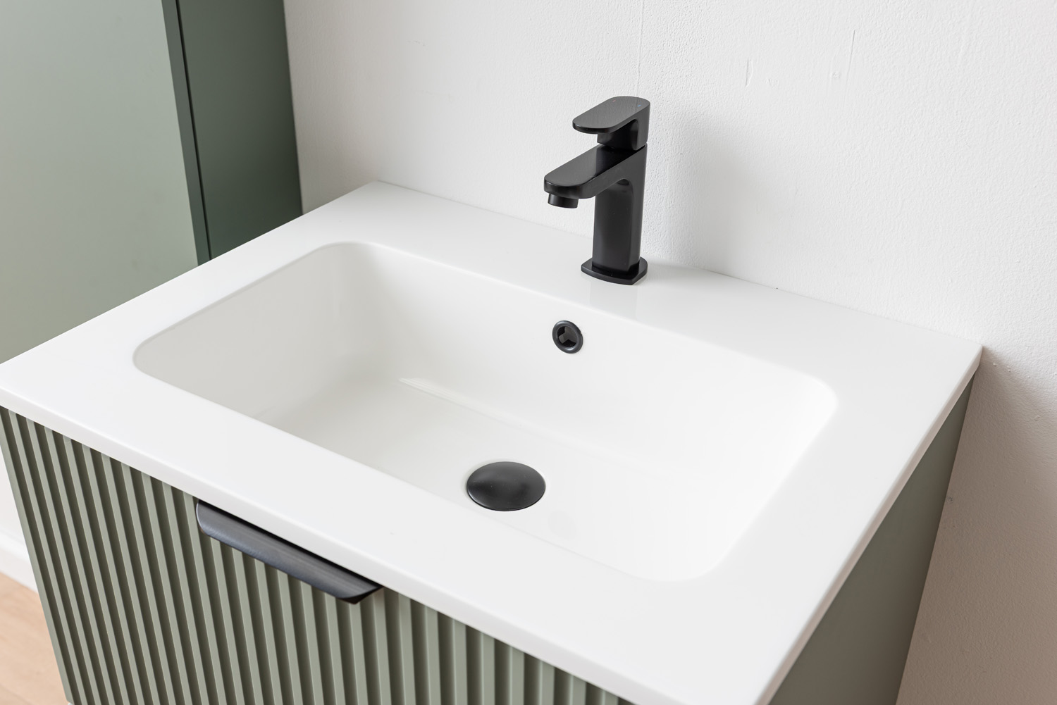 Badkamermeubel Raven saliegroen hangend met wastafel Aveda wit glanzend 60cm