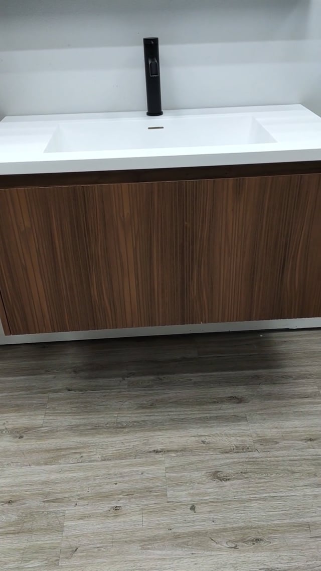 Badkamermeubel Warren walnoot hangend met enkele wastafel mat wit 90cm