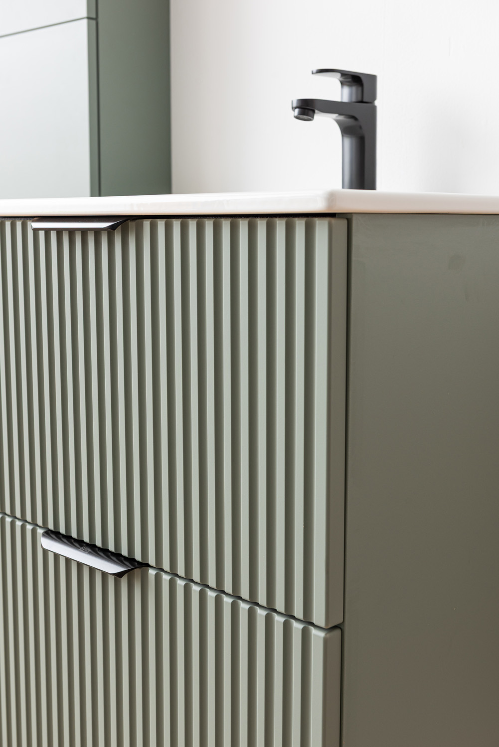 Badkamermeubel Raven saliegroen hangend met wastafel Raven wit glanzend 60cm