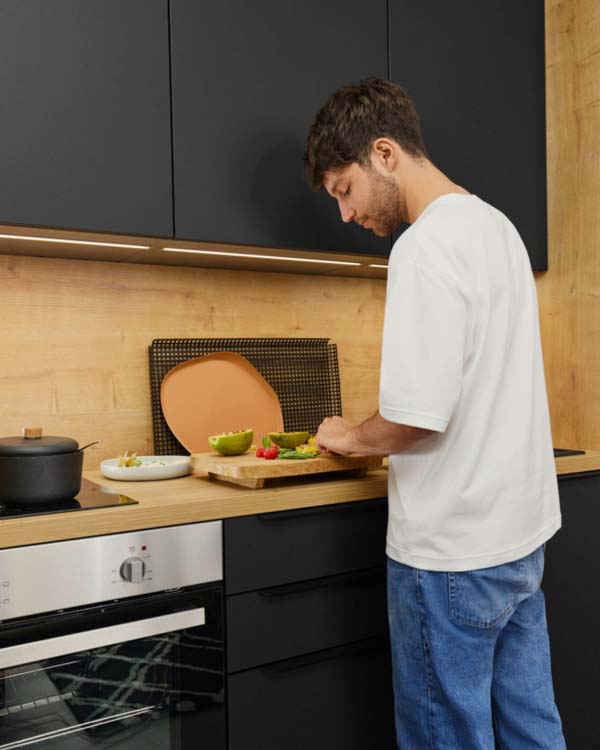 Keuken op maat - zwart gecombineerd met houtlook