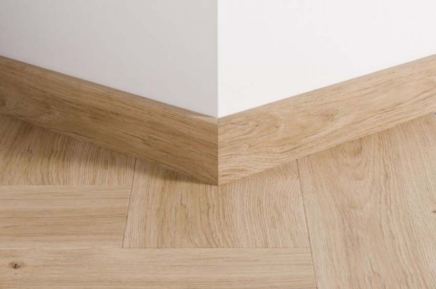 Plinthe Quick-Step HDF + stratifié résistant à leau chêne brûlé 240x5,8x1,2cm