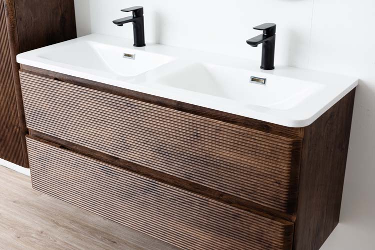 Meuble de salle de bains Jelte noyer suspendu avec lavabo double en marbre minéral blanc brillant 120cm