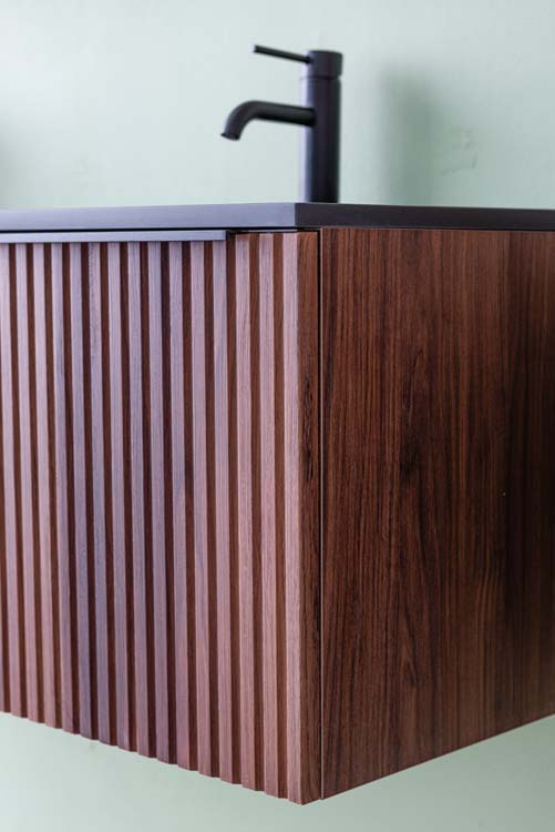 Badkamermeubel Soetkin notelaar hangend met dubbele wastafel mat zwart 140cm