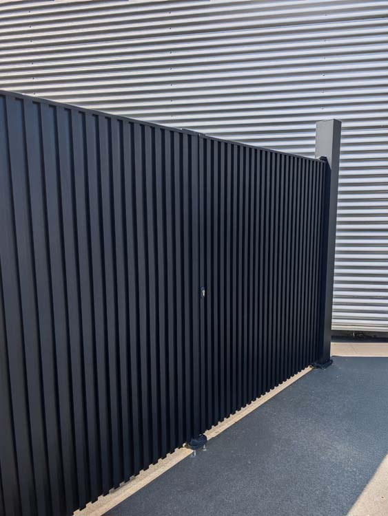 Dubbele draaipoort Line Up aluminium zwart 300x175cm - gesloten met verticale lamellen, inclusief beslag