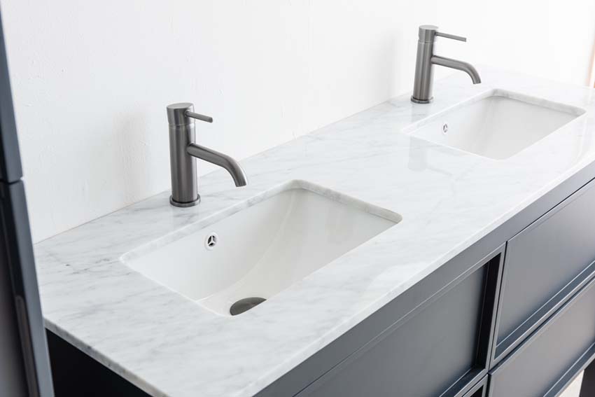 Meuble de salle de bains Fara anthracite sur pied avec lavabo double effet marbre carrara 140cm