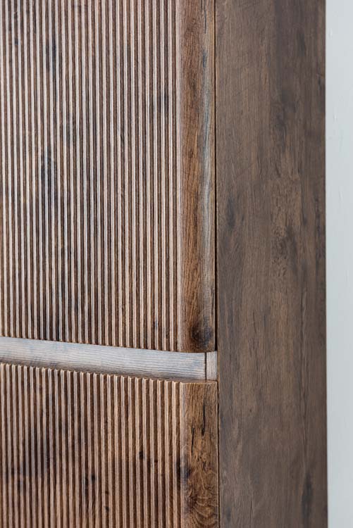 Kolomkast Jelte notelaar hangend 170x40x35cm