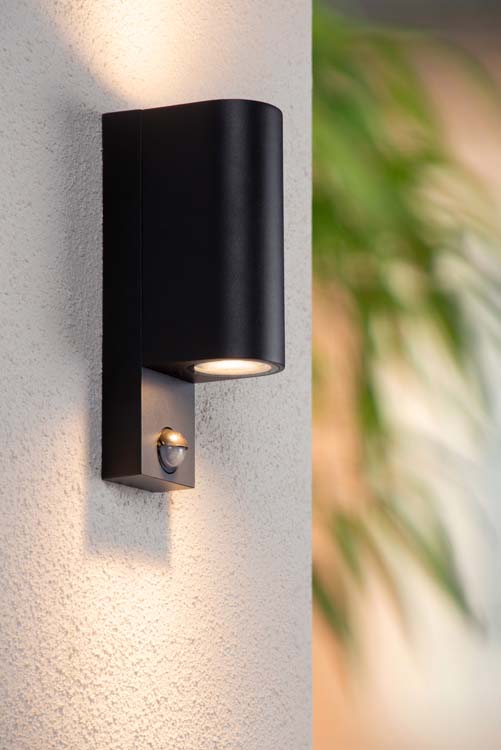 Lucide ZARO IR - Wandspot Binnen/Buiten - 2xGU10 - IP65 - Bewegingssensor - Zwart