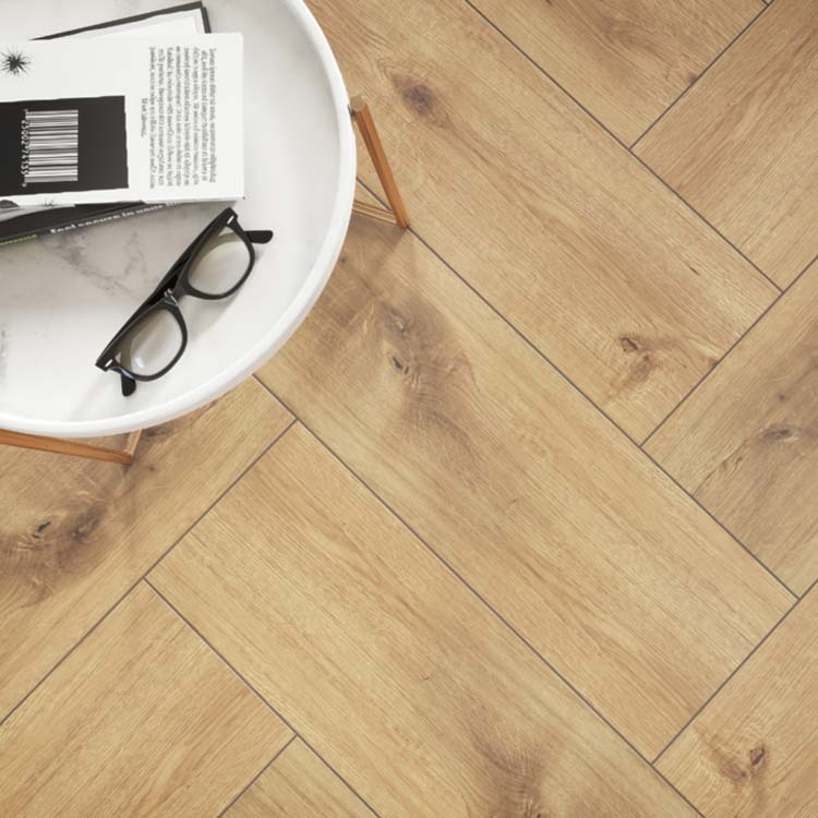 Carrelage en beige avec table secondaire en blanc