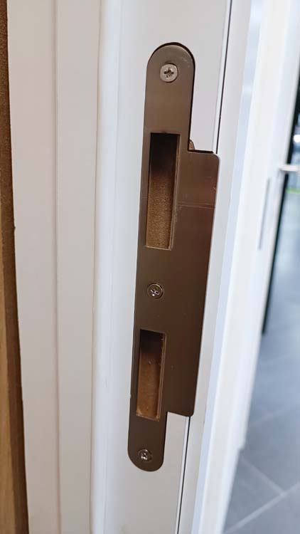 Porte intérieure complète Uran blanche 201,5x93cm structure alvéolaire réversible + châssis 16,5cm