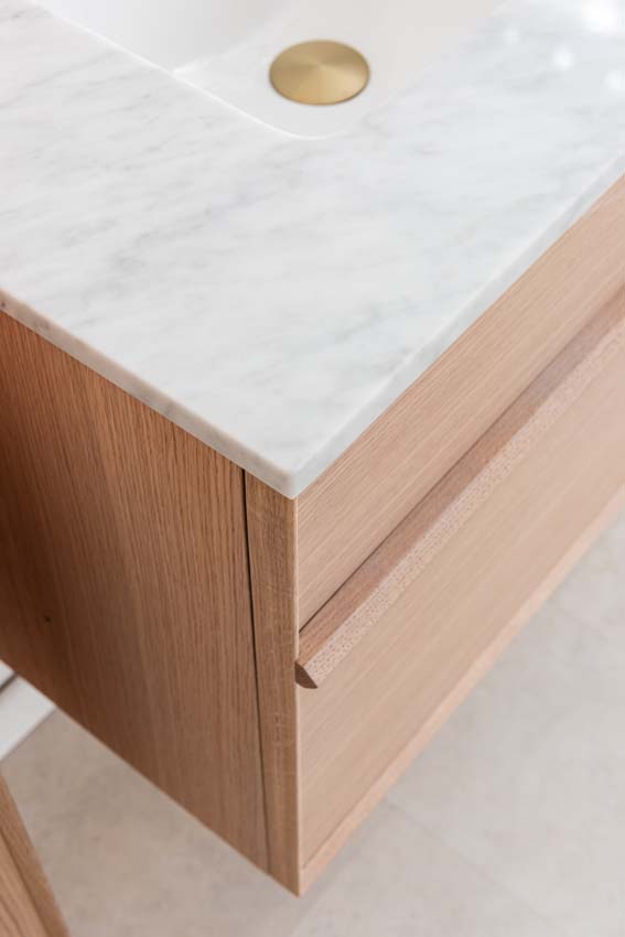 Meuble de salle de bains Felix chêne suspendu avec lavabo double effet marbre carrara 140cm