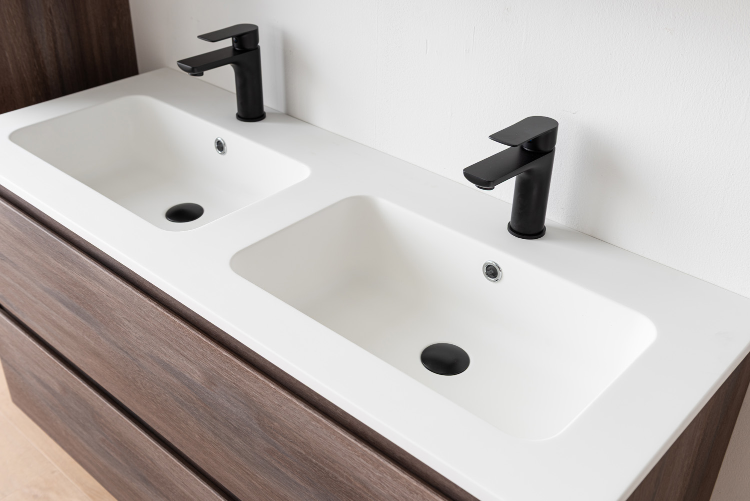 Meuble de salle de bains Tarik chêne ambré suspendu avec double vasque blanc mat 120cm