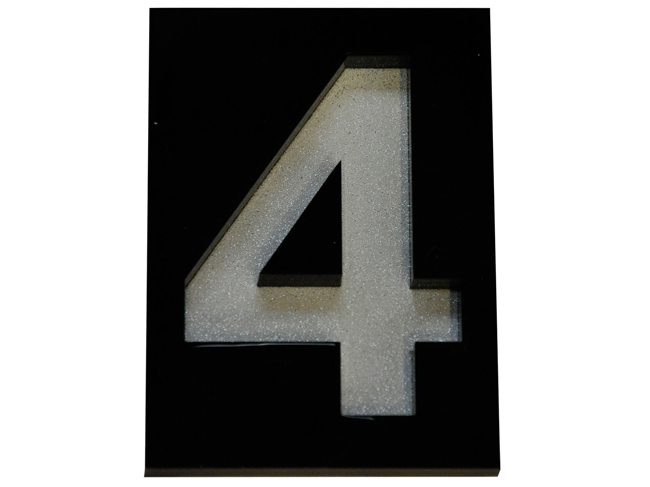 Numéro de maison 4 en PVC noir 7cm à coller dans un cadre noir