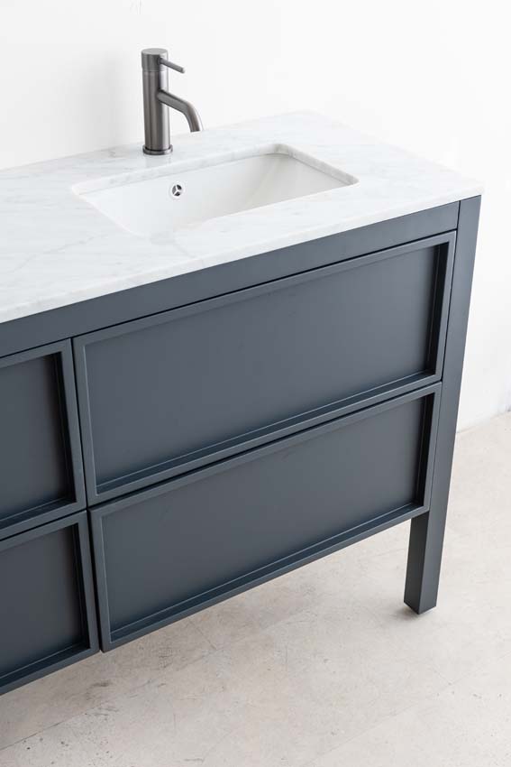 Meuble de salle de bains Fara anthracite sur pied avec lavabo double effet marbre carrara 140cm