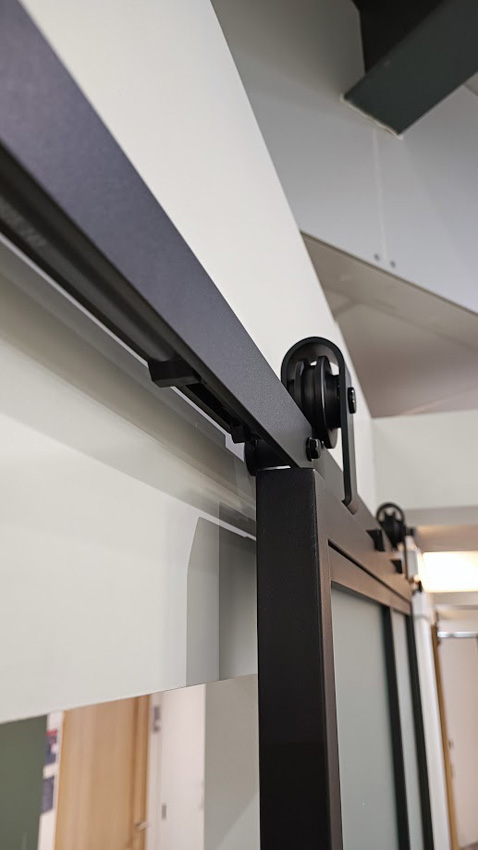 Porte coulissante simple en acier complète Tyra veere mat 10R 93x213,4cm noir + rail noir