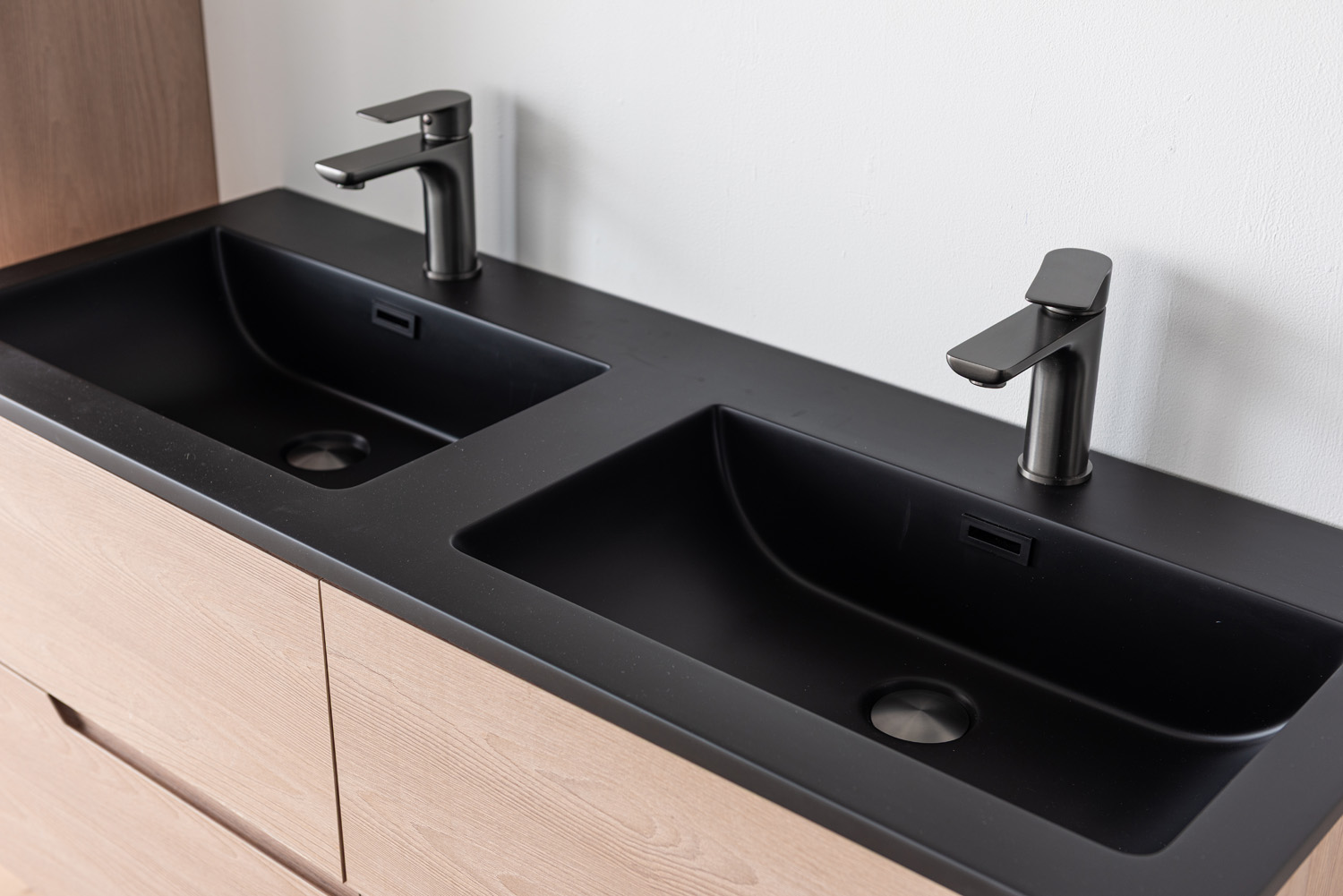 Meuble de salle de bains Tarik chêne Nordic suspendu avec double vasque noir mat 120cm