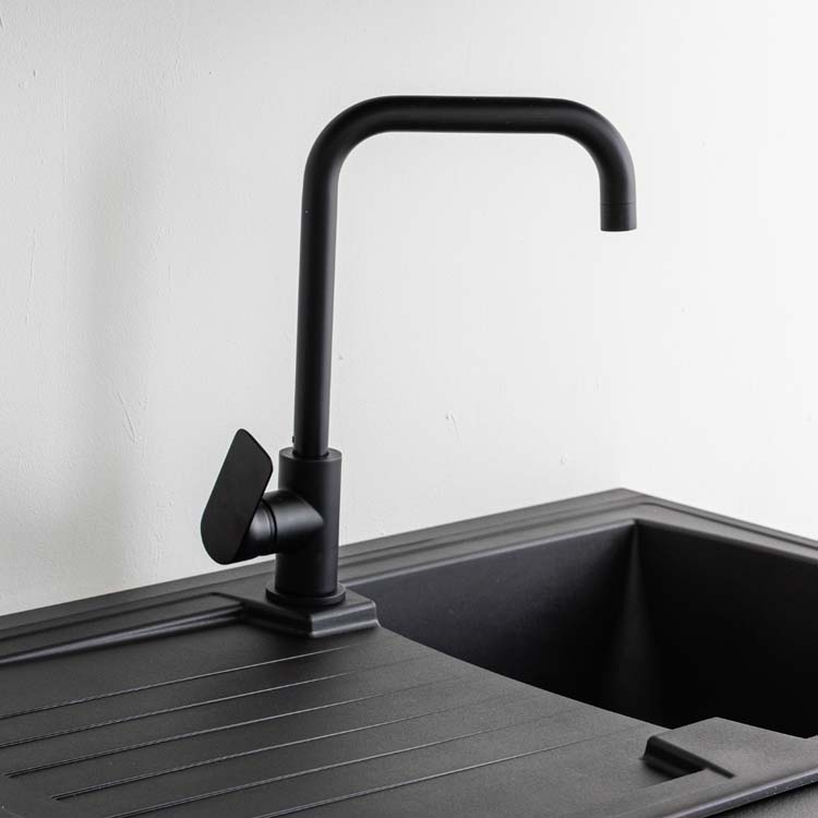 Zwarte keukenkraan