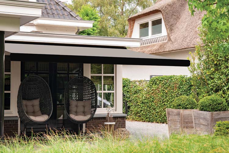Store banne Santorini sur mesure noir+toile gris clair moteur droite