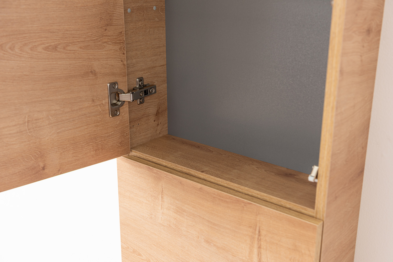 Kolomkast Raven houtlook vintage eik hangend 170x41,6x14,6cm
