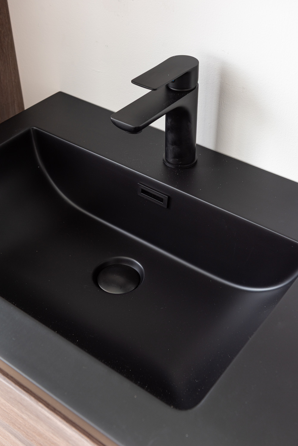 Meuble de salle de bains Tarik chêne ambré suspendu avec double vasque noir mat 120cm