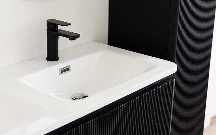 Badkamermeubel Julia mat zwart hangend met dubbele mineraal marmer wastafel glanzend wit 120cm