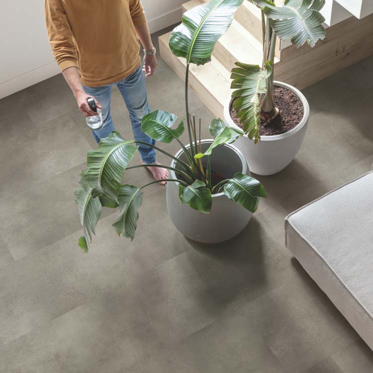 Vinyl vloer Quick-Step Illume tegel 6mm gewolkt beton donkergrijs 85,6x42,8cm met ondervloer Vinyl vloer Quick-Step Illume tegel 6mm gewolkt beton donkergrijs 85,6x42,8cm met ondervloer